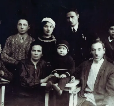 На фотографии изображены члены семьи Шендерович: в верхнем ряду — Галина Шендерович (1928–1941), Дмитрий (муж Сони), Соня Шендерович (1915–1985), Михаил Шендерович (1923–1941); в нижнем ряду — Дора Шендерович (1925–2016), Ехийль Шендерович (ок. 1885–1890–1941), Владимир Шендерович (1938–1941), Блюма (урожд. Гимбург) Шендерович (ок. 1892–1941) и Андрей Шендерович (1919–1990).  Большинство изображенных на фотографии членов семьи были расстреляны нацистами в Бобруйском гетто 7 ноября 1941 года. 