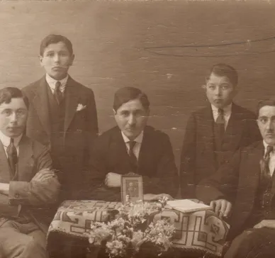 Photograph of the Messer brothers: Josek, Aron, Shmul, Abraham, and Itzik. Shmul would later serve in World War I as part of the Polish Corps, that combated on the Belarusian territory. The photo is staged, with Jacob Messer, the father of the three brothers, in the center. The photo was most likely taken in Poland. The photograph was taken specifically to capture all of the Messer brothers. After the photograph was taken by the photographer, the brothers received the photograph.