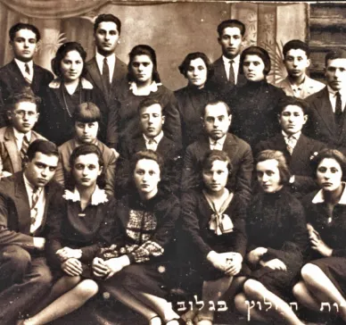 The photo shows members of the “He-Halutz” organization in Hlybokaye in 1927. In the back row, the third from the left is Khana Tils, the mother of Deborah Rothman. The photograph comes from the family collection of Yehuda Jungelson and Khana Tils. The digitized materials from this collection were provided by the rights holder, Deborah Rothman, to the Sefer Center during the Center’s field school–expedition in 2015. Deborah Rothman is the daughter of Yehuda Jungelson and Khana Tils.  From Deborah’s account 