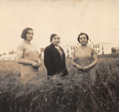 Photo of three women standing in a field, probably not far from the Jewish cemetery of Ashmyany. They are the sisters of Harvey Sohnen’s grandmother. Rezia was a teacher, Nechama a housewife, and Lea owned a grocery. They were all murdered during the Holocaust. The photo was taken between May 1929 and the Second World War. On the back, the handwritten text in Yiddish says says: ‘in memory of the sisters Leya, Nekhome and Reyzele’