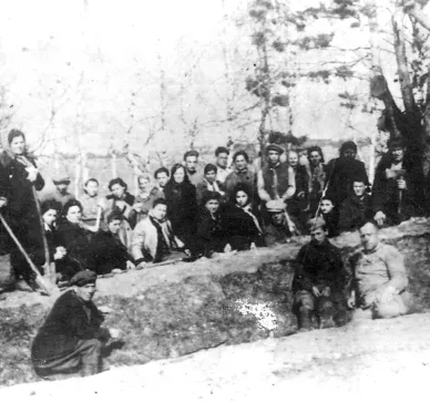 [Exhumation of corpses of Jews murdered by the Germans in Oshmiany]