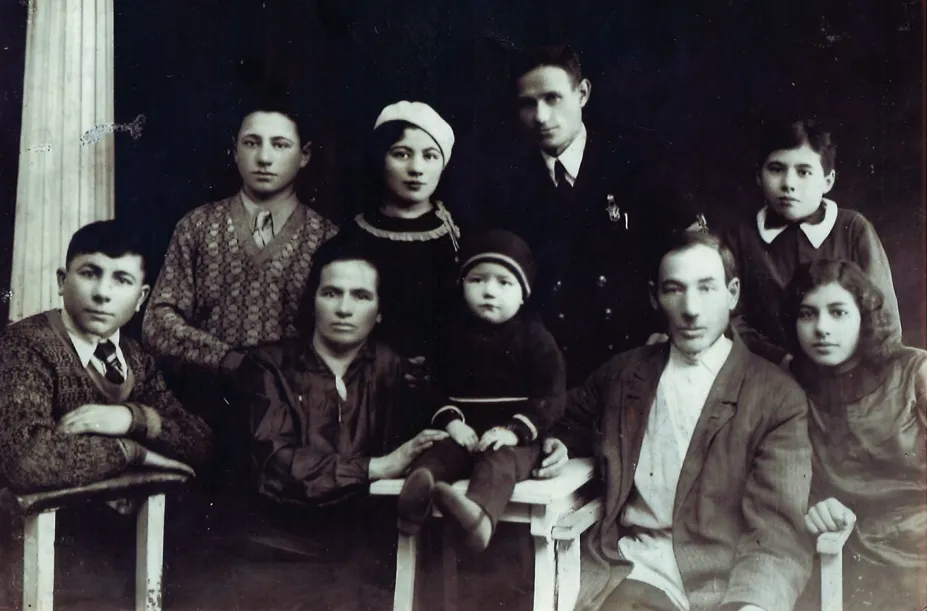 На фотографии изображены члены семьи Шендерович: в верхнем ряду — Галина Шендерович (1928–1941), Дмитрий (муж Сони), Соня Шендерович (1915–1985), Михаил Шендерович (1923–1941); в нижнем ряду — Дора Шендерович (1925–2016), Ехийль Шендерович (ок. 1885–1890–1941), Владимир Шендерович (1938–1941), Блюма (урожд. Гимбург) Шендерович (ок. 1892–1941) и Андрей Шендерович (1919–1990).  Большинство изображенных на фотографии членов семьи были расстреляны нацистами в Бобруйском гетто 7 ноября 1941 года. 
