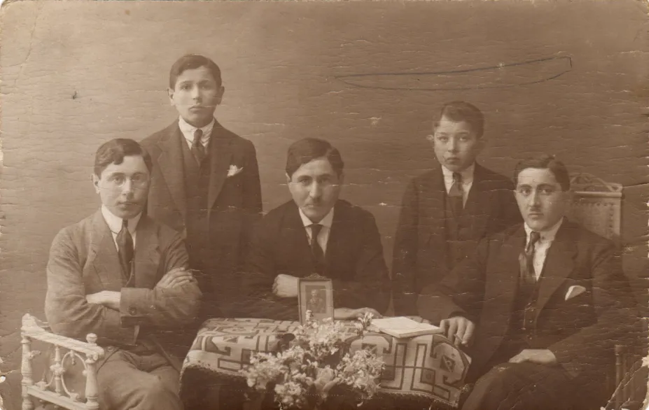 Photograph of the Messer brothers: Josek, Aron, Shmul, Abraham, and Itzik. Shmul would later serve in World War I as part of the Polish Corps, that combated on the Belarusian territory. The photo is staged, with Jacob Messer, the father of the three brothers, in the center. The photo was most likely taken in Poland. The photograph was taken specifically to capture all of the Messer brothers. After the photograph was taken by the photographer, the brothers received the photograph.
