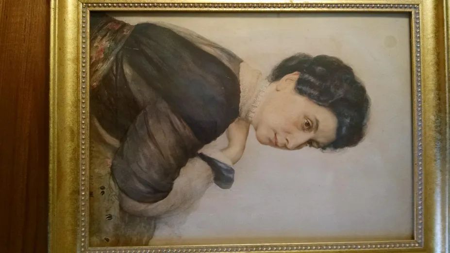 Акварельный портрет, выполненный художником Борисом Кремером (1861–1944), изображающий его жену — Ольгу Аннетту Эмму Этту Кремер (урождённую Гурвич). Работа датируется 1917 годом и является одной из немногих подписанных работ художника из семейной («домашней») коллекции. Предположительно, портрет был создан в Павловске, где семья проживала в тот период.  