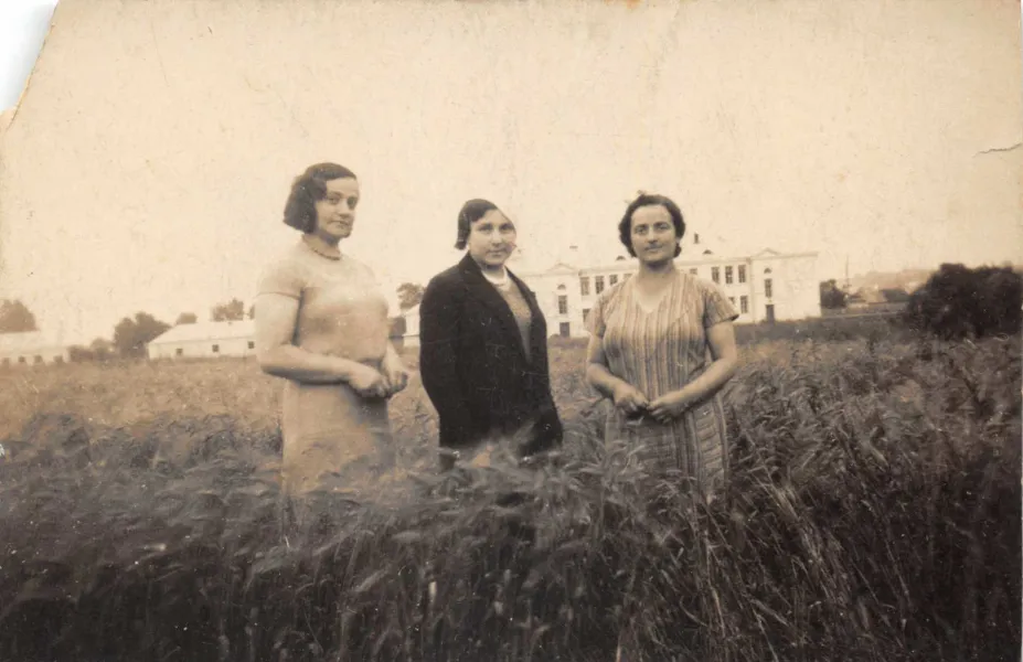 Photo of three women standing in a field, probably not far from the Jewish cemetery of Ashmyany. They are the sisters of Harvey Sohnen’s grandmother. Rezia was a teacher, Nechama a housewife, and Lea owned a grocery. They were all murdered during the Holocaust. The photo was taken between May 1929 and the Second World War. On the back, the handwritten text in Yiddish says says: ‘in memory of the sisters Leya, Nekhome and Reyzele’