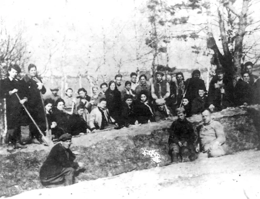 [Exhumation of corpses of Jews murdered by the Germans in Oshmiany]